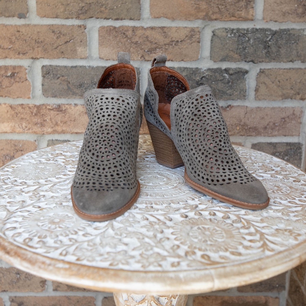 Jeffrey Campbell taupe suede ankle booties size 9M